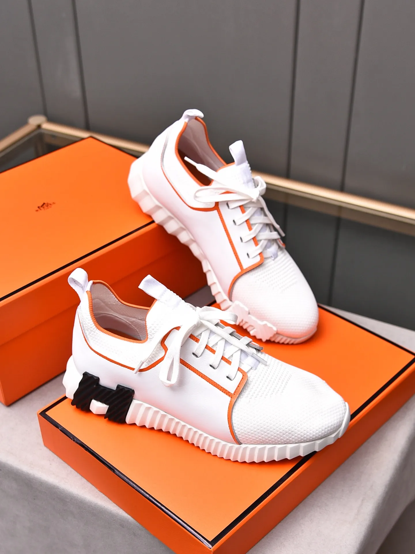 Factory price PP600 [Hermes] fe new arrival~ New Bouncing sneakers are the most comfortable shoes from Hermès, no one else⃣️. They are very light on the feet and look great. You won’t feel tired even when you go shopping and running around. 👍 Very light and comfortable, very light, suitable for both sports and leisure, and feel great when you step on them! It’s up to you to choose, there’s always what you want~ ✔️Fabric: Imported first-layer cowhide + high-elastic fly weave ✔️Inner lining: Imported water-dyed cow lining ✔️Outsole: Seamless combination of IP+TPU (multi-color letters) German technology irradiation machine ✔️Code number: Male 38-44 (45 customized)